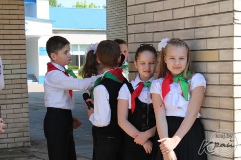 Слезы выпускников и улыбки первоклашек. В Вилейке для 11-классников прозвенел последний звонок (ФОТО)