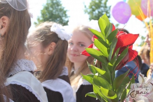 Слезы выпускников и улыбки первоклашек. В Вилейке для 11-классников прозвенел последний звонок (ФОТО)