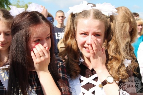 Слезы выпускников и улыбки первоклашек. В Вилейке для 11-классников прозвенел последний звонок (ФОТО)