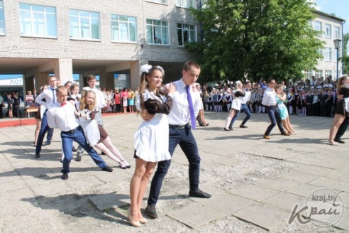 Слезы выпускников и улыбки первоклашек. В Вилейке для 11-классников прозвенел последний звонок (ФОТО)