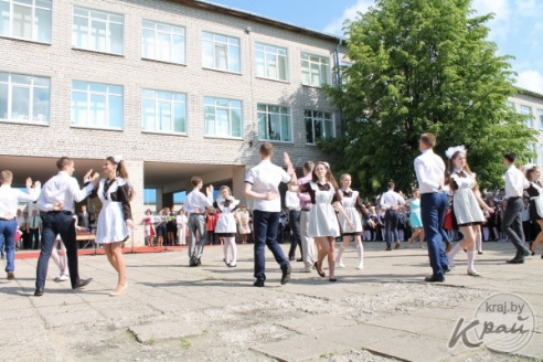 Слезы выпускников и улыбки первоклашек. В Вилейке для 11-классников прозвенел последний звонок (ФОТО)
