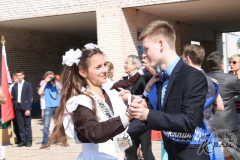 Слезы выпускников и улыбки первоклашек. В Вилейке для 11-классников прозвенел последний звонок (ФОТО)