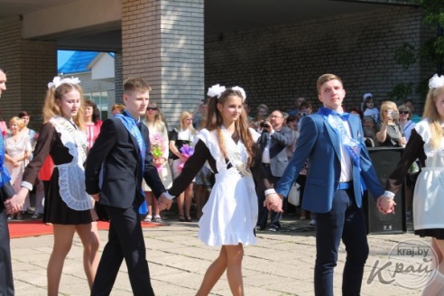 Слезы выпускников и улыбки первоклашек. В Вилейке для 11-классников прозвенел последний звонок (ФОТО)