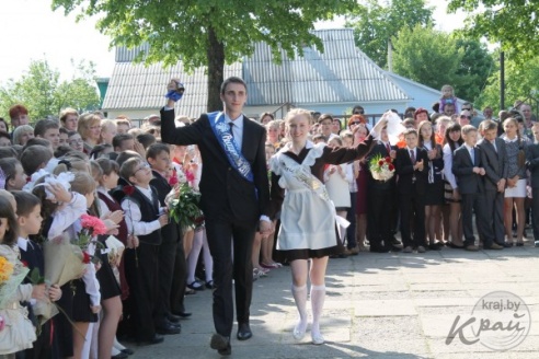 Слезы выпускников и улыбки первоклашек. В Вилейке для 11-классников прозвенел последний звонок (ФОТО)