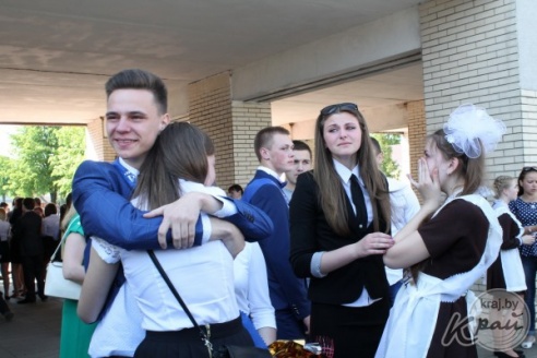 Слезы выпускников и улыбки первоклашек. В Вилейке для 11-классников прозвенел последний звонок (ФОТО)