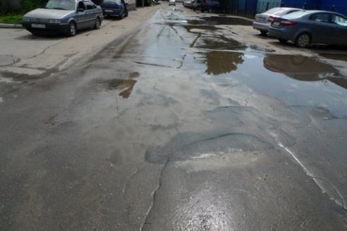 В Рязани на дорожных ямах нарисовали карикатуры на мэра города, чтобы привлечь его внимание к проблеме дорог (ФОТО)