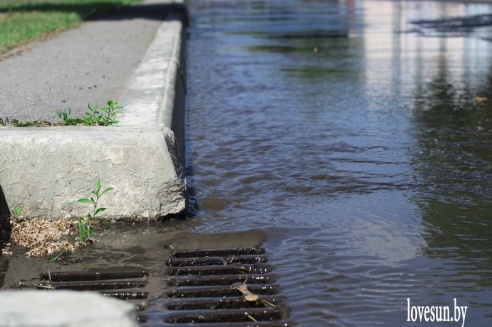 Фотофакт: возле светлогорского ТЦ «Пассаж» прорвало трубу, повреждены автомобили