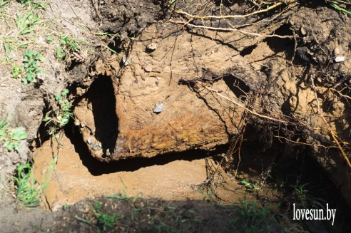 Фотофакт: возле светлогорского ТЦ «Пассаж» прорвало трубу, повреждены автомобили