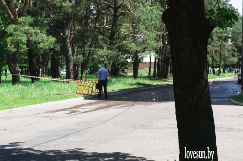 Фотофакт: возле светлогорского ТЦ «Пассаж» прорвало трубу, повреждены автомобили