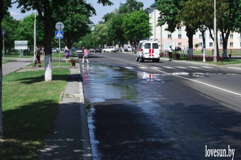 Фотофакт: возле светлогорского ТЦ «Пассаж» прорвало трубу, повреждены автомобили