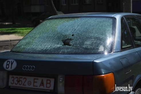 Фотофакт: возле светлогорского ТЦ «Пассаж» прорвало трубу, повреждены автомобили