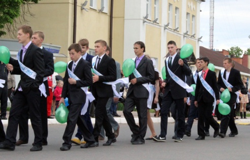 Последний звонок в новом формате: выпускники школ района приехали в Лиозно