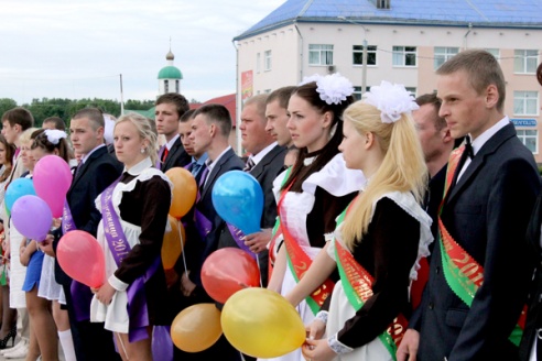 Последний звонок в новом формате: выпускники школ района приехали в Лиозно