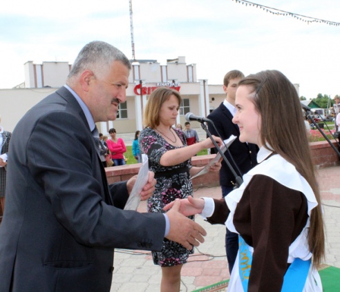 Последний звонок в новом формате: выпускники школ района приехали в Лиозно