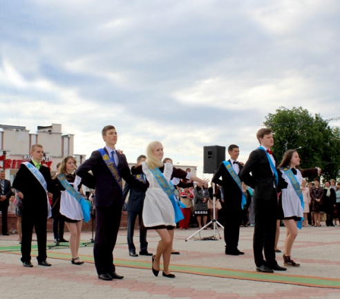 Последний звонок в новом формате: выпускники школ района приехали в Лиозно