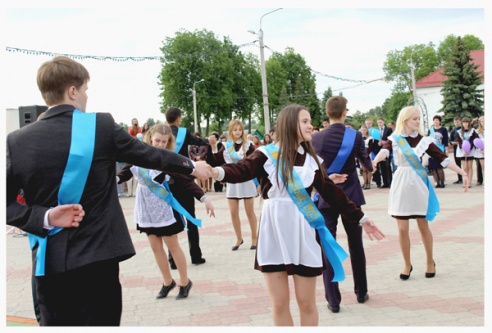 Последний звонок в новом формате: выпускники школ района приехали в Лиозно