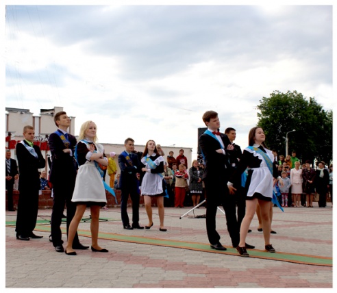 Последний звонок в новом формате: выпускники школ района приехали в Лиозно