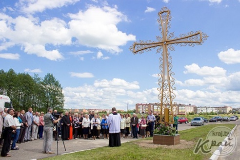 ФОТО- и ВИДЕОФАКТ: В Глубоком на въезде в город 31 мая освятили крест