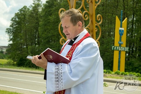 ФОТО- и ВИДЕОФАКТ: В Глубоком на въезде в город 31 мая освятили крест