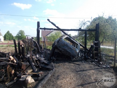 Гараж и «Форд Эскорт» сгорели в Стешицах на Вилейщине (ФОТО)