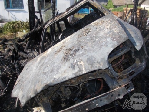 Гараж и «Форд Эскорт» сгорели в Стешицах на Вилейщине (ФОТО)
