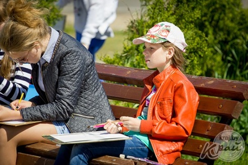 ФОТО- и ВИДЕОФАКТ: Учащиеся художественной школы имени Язепа Дроздовича рисуют Глубокое