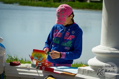 ФОТО- и ВИДЕОФАКТ: Учащиеся художественной школы имени Язепа Дроздовича рисуют Глубокое