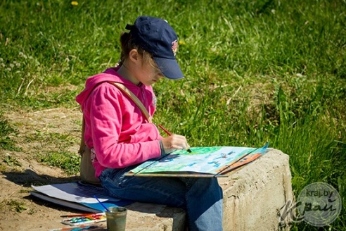 ФОТО- и ВИДЕОФАКТ: Учащиеся художественной школы имени Язепа Дроздовича рисуют Глубокое