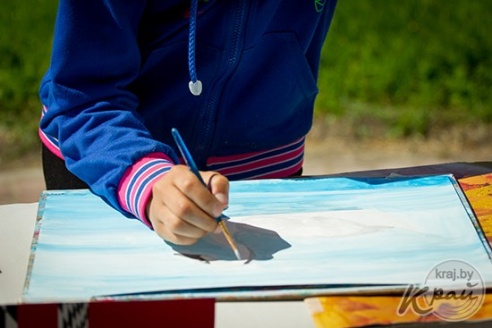 ФОТО- и ВИДЕОФАКТ: Учащиеся художественной школы имени Язепа Дроздовича рисуют Глубокое