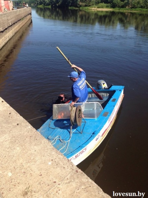Фотофакт: в Светлогорске из реки водолазы вытащили четыре скамейки