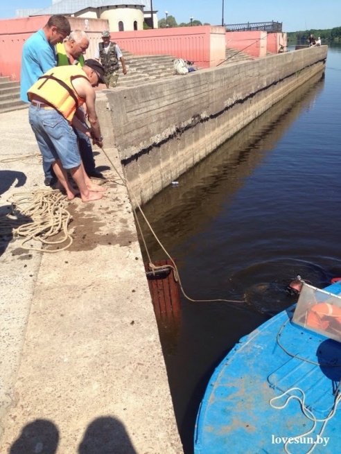 Фотофакт: в Светлогорске из реки водолазы вытащили четыре скамейки