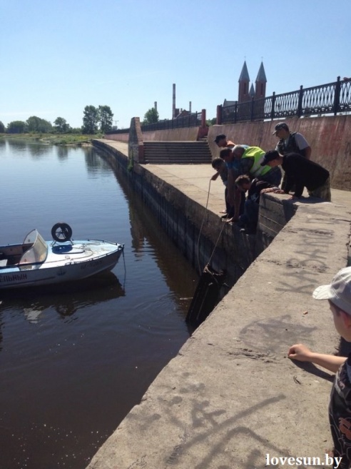 Фотофакт: в Светлогорске из реки водолазы вытащили четыре скамейки