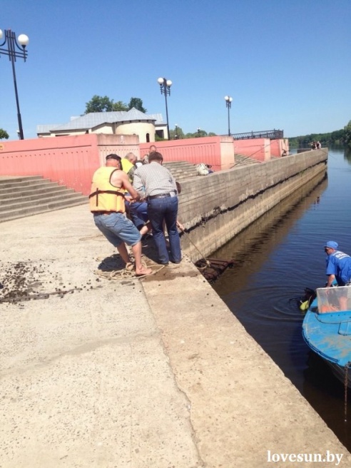 Фотофакт: в Светлогорске из реки водолазы вытащили четыре скамейки
