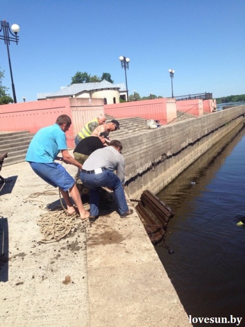 Фотофакт: в Светлогорске из реки водолазы вытащили четыре скамейки