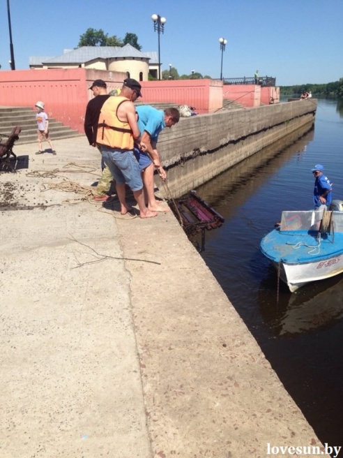 Фотофакт: в Светлогорске из реки водолазы вытащили четыре скамейки