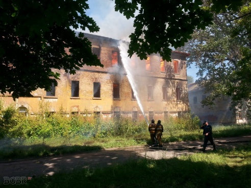 Полыхало здание возле Бобруйск-Арены. Фото. Видео