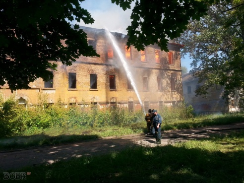 Полыхало здание возле Бобруйск-Арены. Фото. Видео