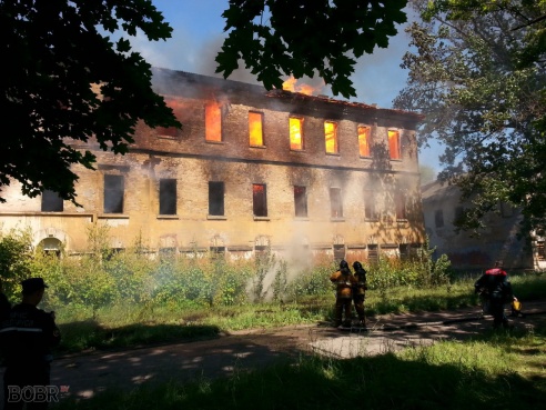 Полыхало здание возле Бобруйск-Арены. Фото. Видео