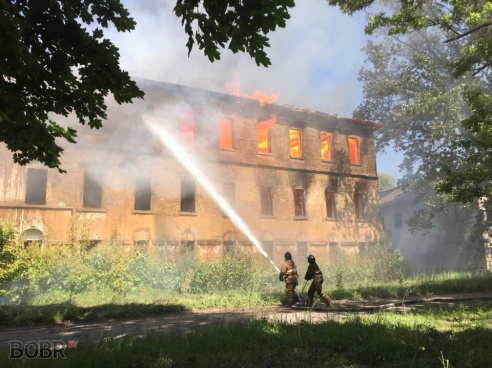Полыхало здание возле Бобруйск-Арены. Фото. Видео