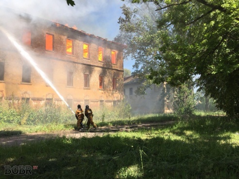 Полыхало здание возле Бобруйск-Арены. Фото. Видео