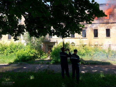 Полыхало здание возле Бобруйск-Арены. Фото. Видео