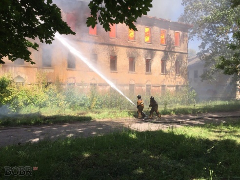 Полыхало здание возле Бобруйск-Арены. Фото. Видео