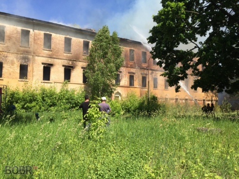 Полыхало здание возле Бобруйск-Арены. Фото. Видео