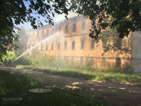 Полыхало здание возле Бобруйск-Арены. Фото. Видео