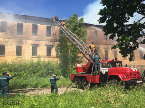 Полыхало здание возле Бобруйск-Арены. Фото. Видео