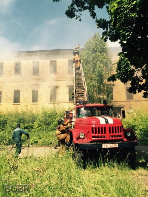 Полыхало здание возле Бобруйск-Арены. Фото. Видео
