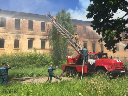 Полыхало здание возле Бобруйск-Арены. Фото. Видео