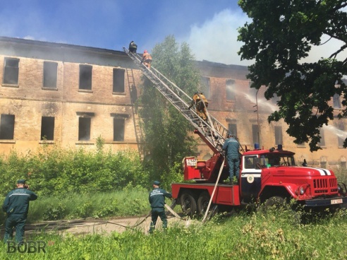 Полыхало здание возле Бобруйск-Арены. Фото. Видео