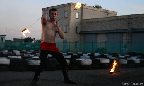 В субботу слуцкие «фаерщики» и гость из Бобруйска показали бесплатное фаер-шоу