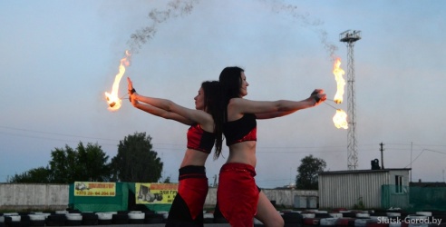В субботу слуцкие «фаерщики» и гость из Бобруйска показали бесплатное фаер-шоу